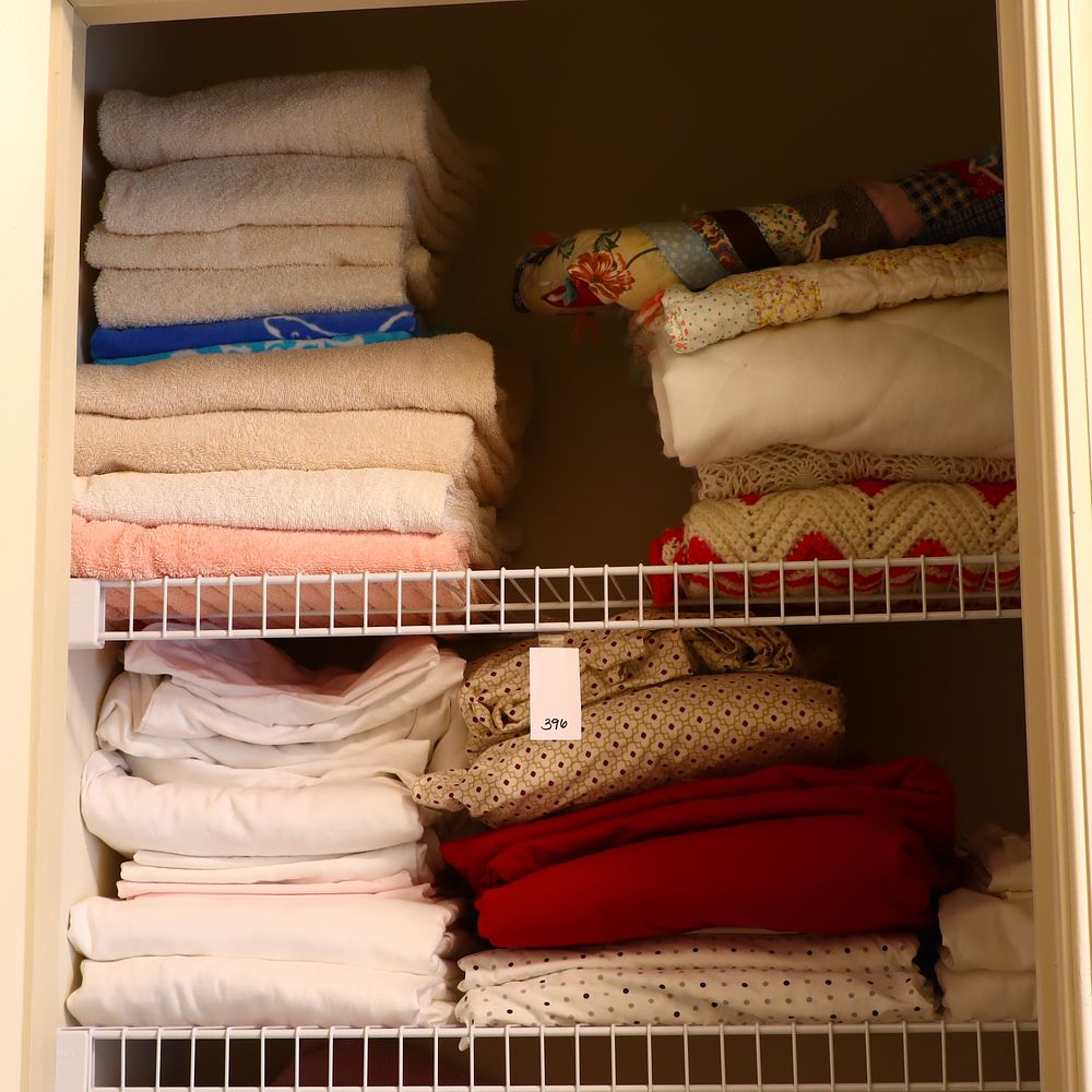 Lot 396: Lot of linens and towels
