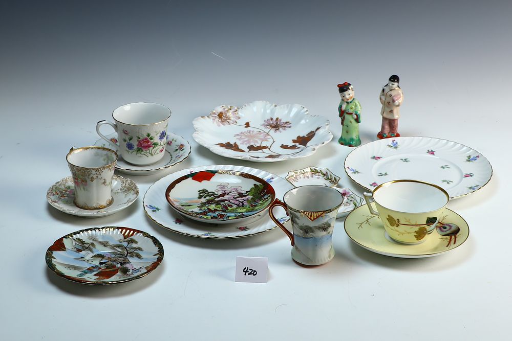 Lot 420: Vintage lot of porcelain pieces