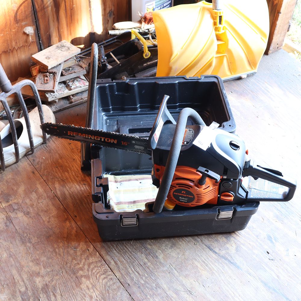Lot 466: Remington Rebel chainsaw RM4216