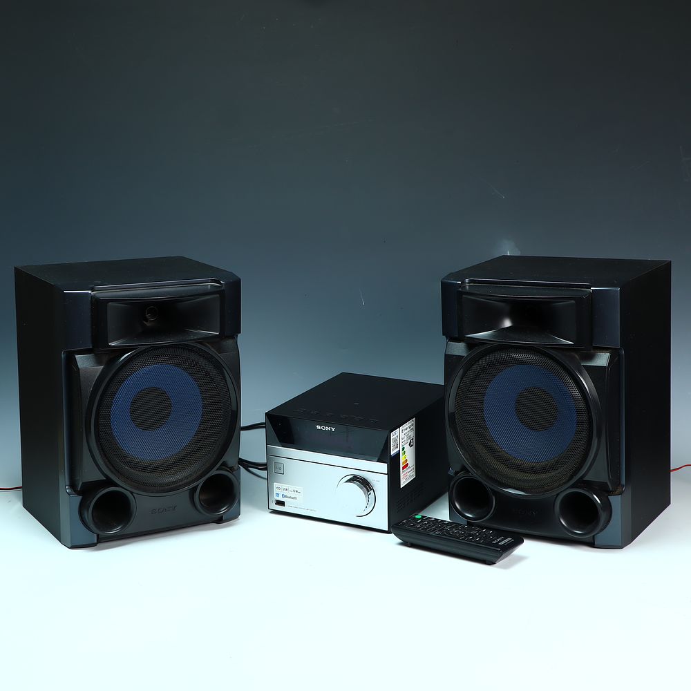 Lot 164: Sony Bookshelf Stereo set