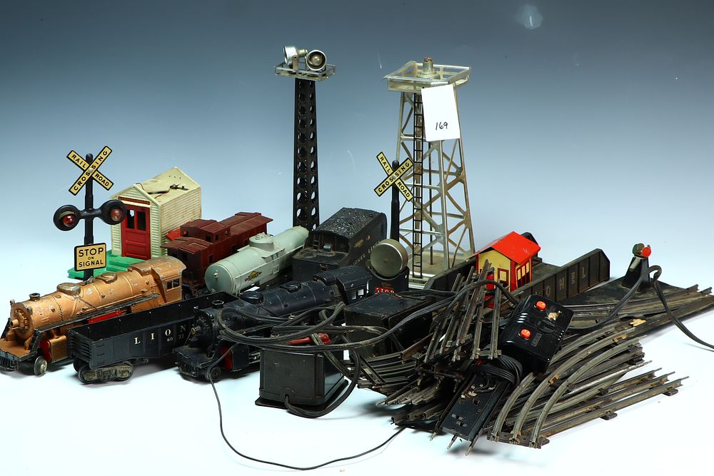Lot 169: Lot of vintage Lionel trains