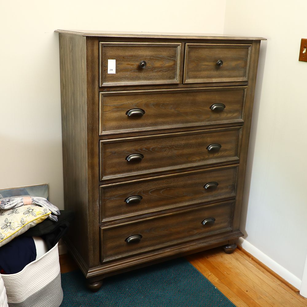 Lot 179: Dresser