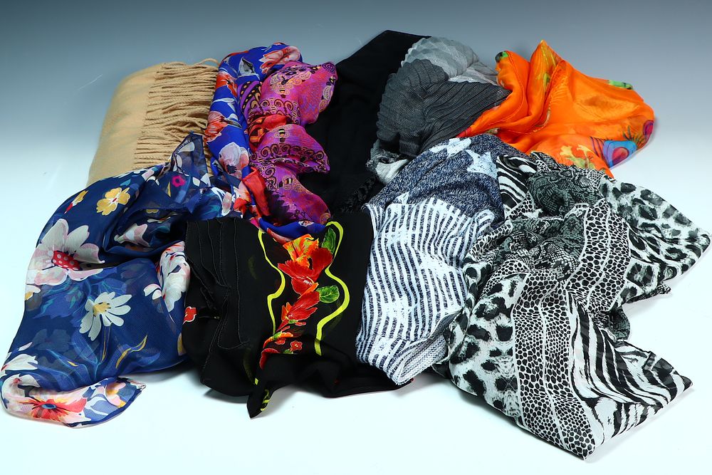Lot 181: Lot of scarves