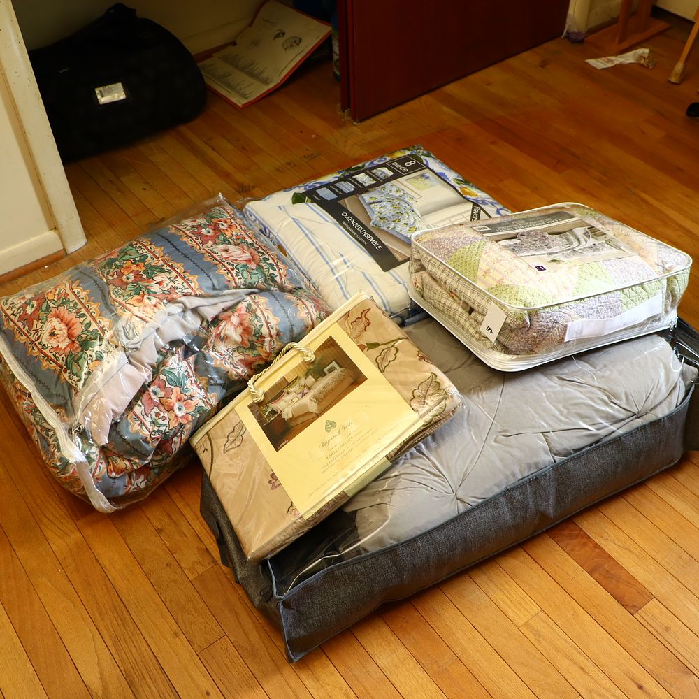 Lot 187: Lot of bed comforters