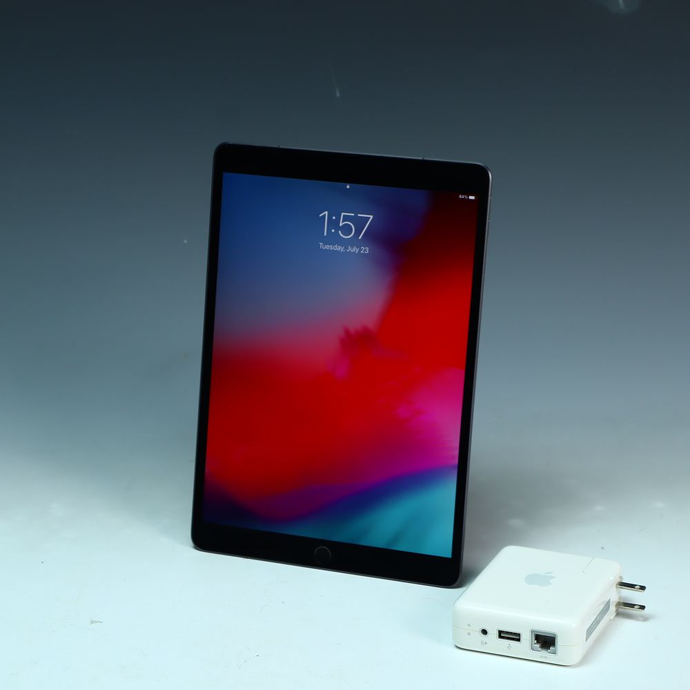 Lot 190: Apple Ipad Air 3rd gen with cellular and WiFi and Apple airport Express