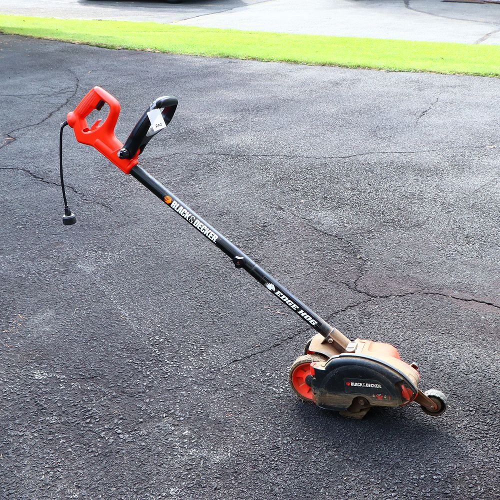 Lot 202: Black and Decker Hedge Hog