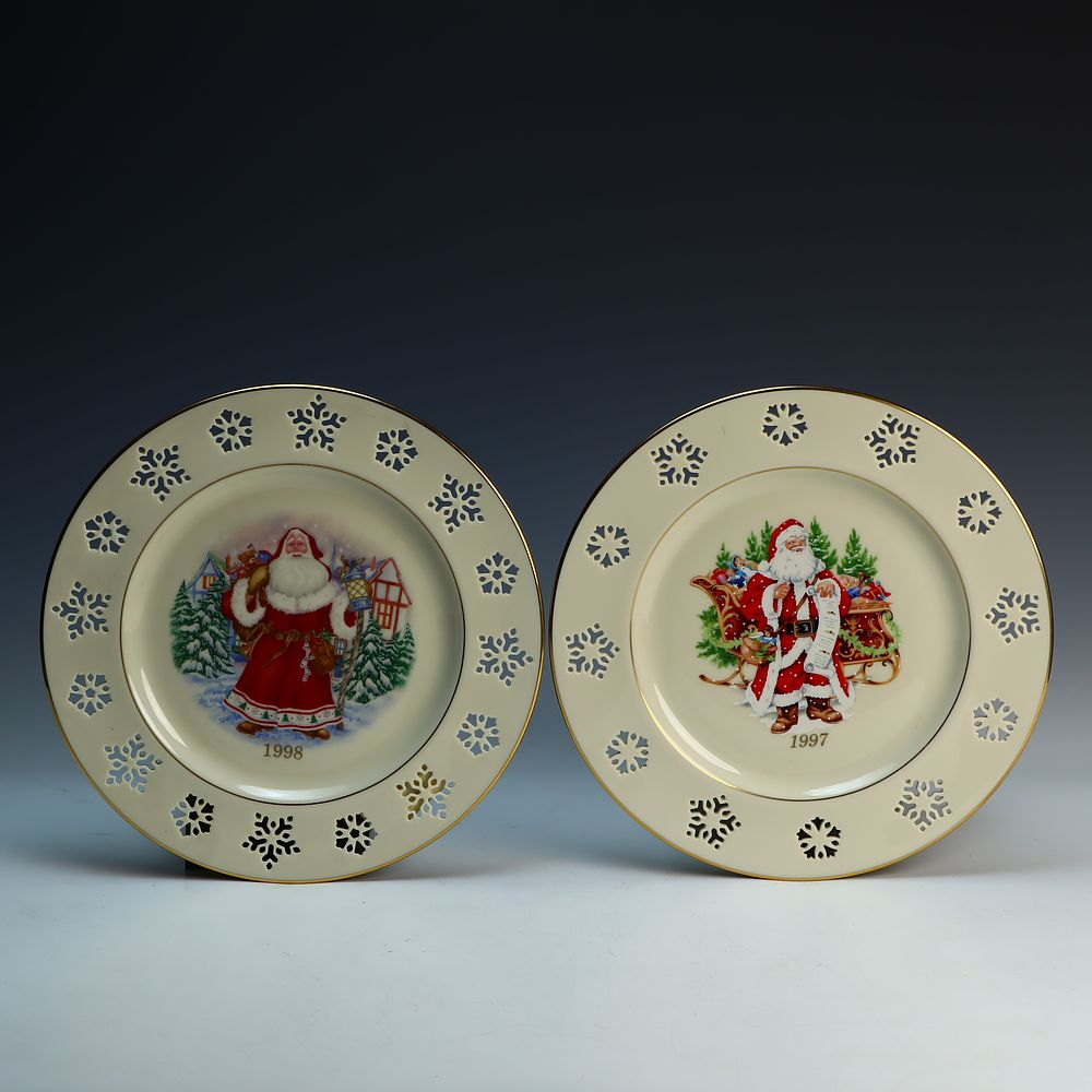 Lot 230: 1997 and 1998 Lenox plate The Spirit of Christmas Collection