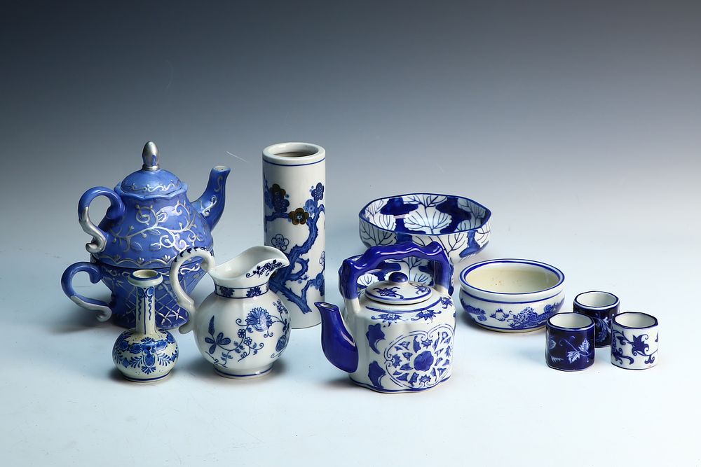 Lot 248: Blue and white Oriental porcelain lot