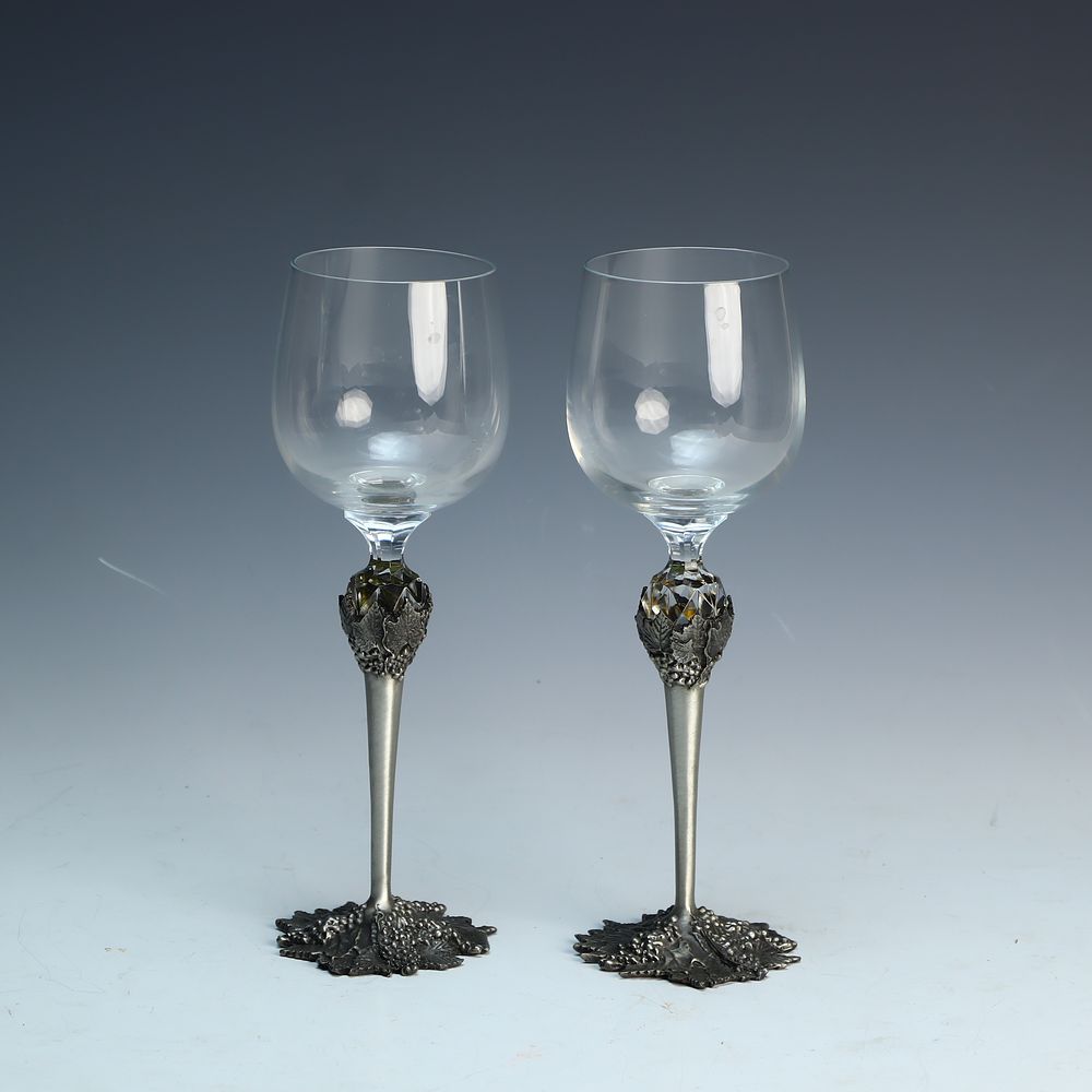 Lot 254: 1985 Carmel Studios Baker Art Foundry Oakland, California a pair of stemware
