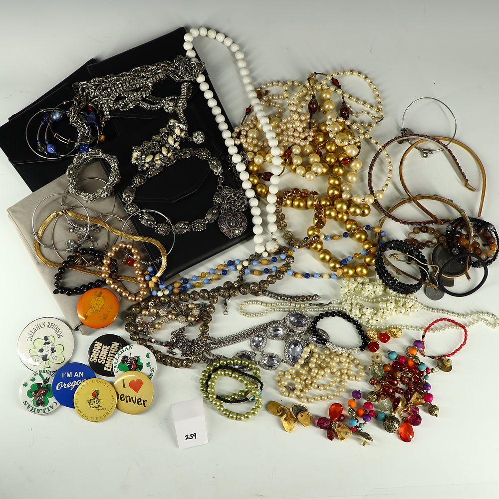 Lot 259: Lot of costume jewelry