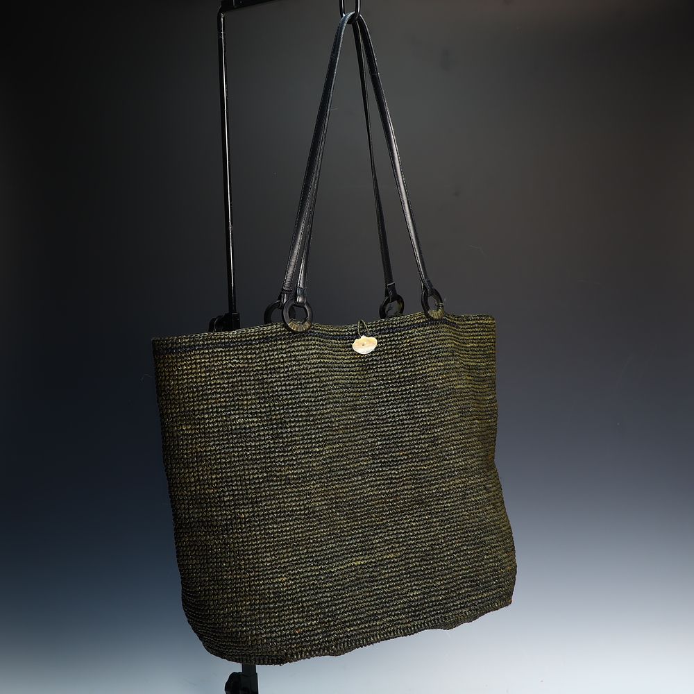 Lot 266: Vintage knitted Rafia handmade Madagascar purse