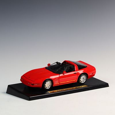 Maisto Special Edition Corvette ZR-1 1992 1:18 die cast in original box. Plastic is torn. Only 