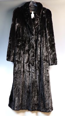 Beautiful Mink coat appears to be size small/medium, shoulder 14 inches, 52 inches length, has 