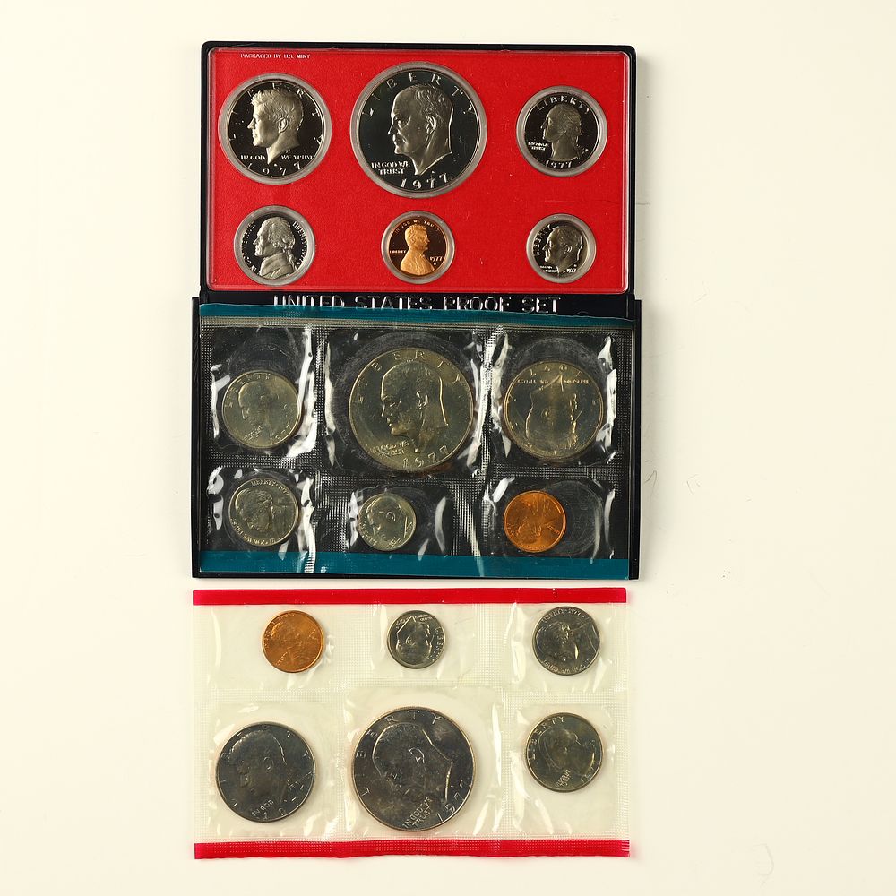 Lot 196: 1977 US coin proof set and a mint set