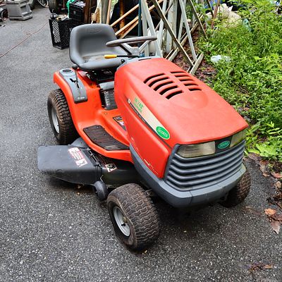 John Deere Scotts Lawn Tractor. 16hp Kholer gas engine hydrostatic drive transmission 42 inch