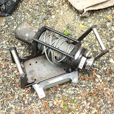 Warm VR 8000 winch with 2 inch hitch receiver mountPick up of this lot is from a Private