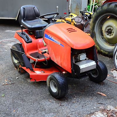 Simplicity Lawn Tractor. Good Running Lawn Tractor, owner cut the grass last week with it.