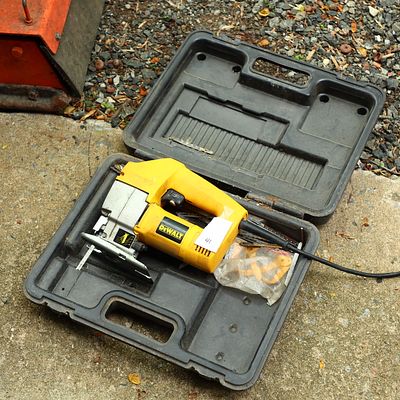 Dewalt DW318 orbital jig-sawPick up of this lot is from a Private Residence in Landis Store –