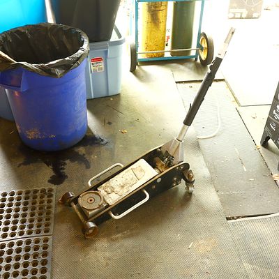 Floor JackPick up of this lot is from a Private Residence in Landis Store – Boyertown, PA Wed
