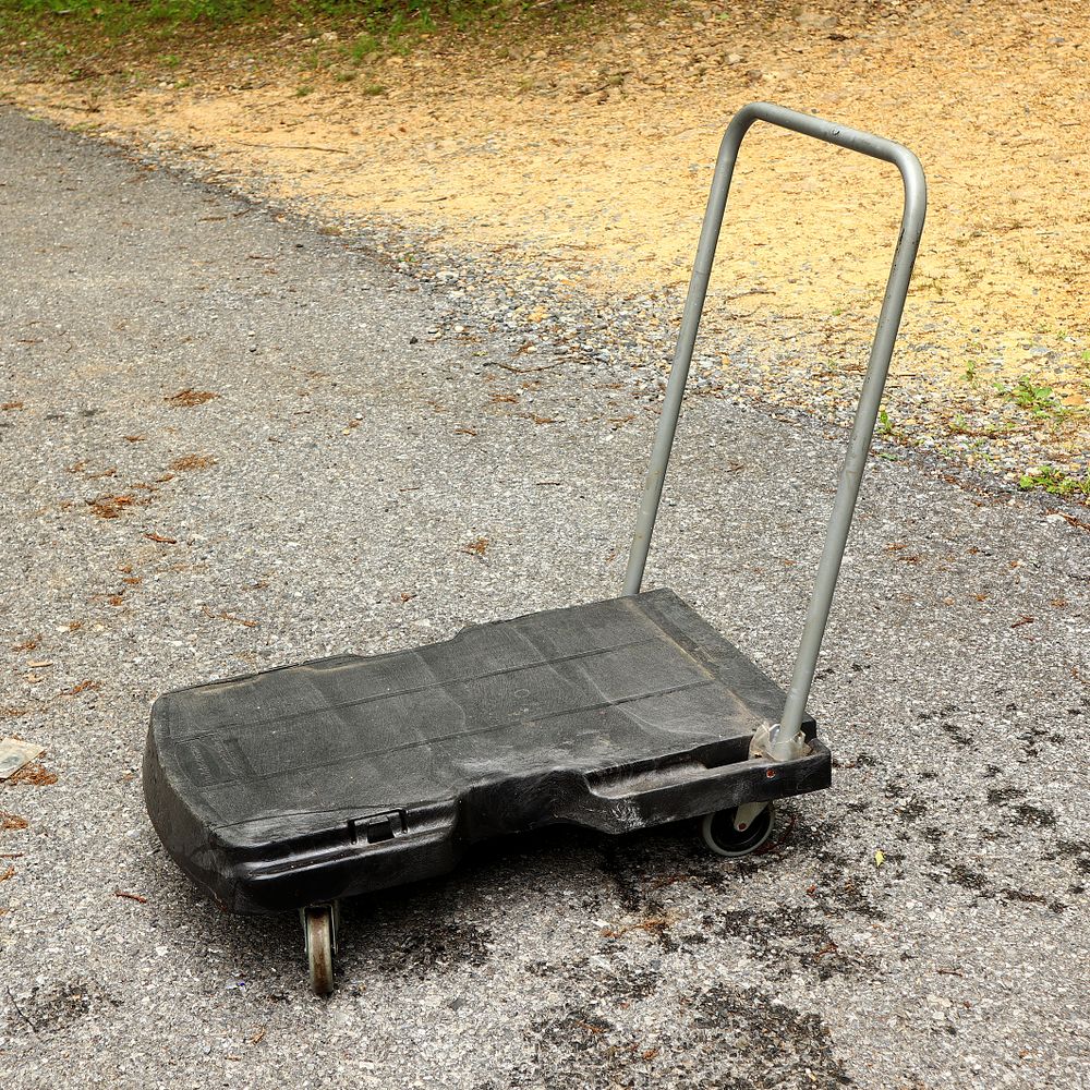 Lot 160: Rubbermaid Folding Utility Cart