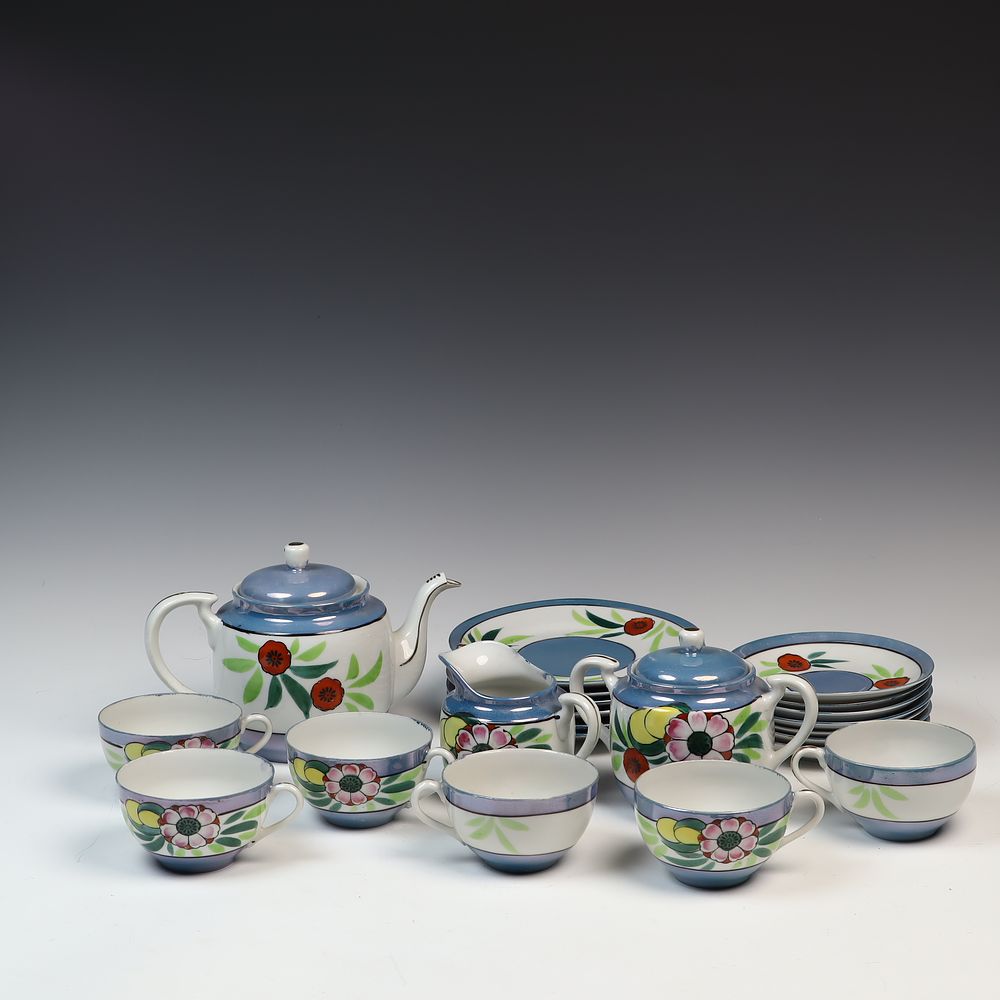 Lot 198: Vintage Clarice Cliff Porcelain LusterwareTea Set