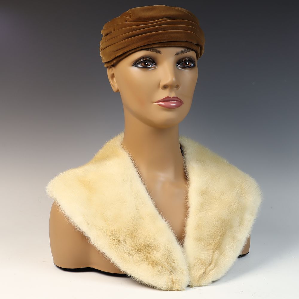 Lot 160: Vintage Mink Fur Collar in Champagne Blonde