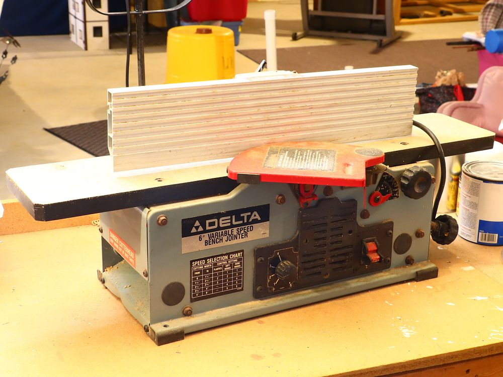 Lot 220: Delta 6-Inch Variable Speed Benchtop Jointer