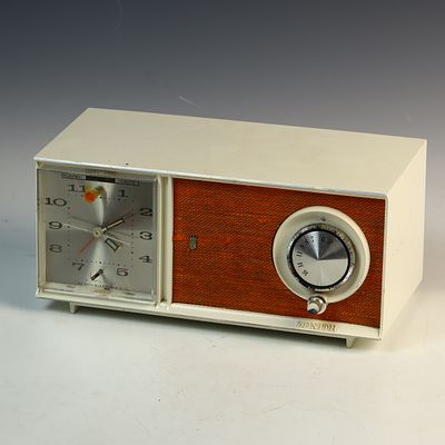 Zenith Model T315 Mid-Century Modern Vacuum Tube Clock Radio. This vintage mid-century modern 