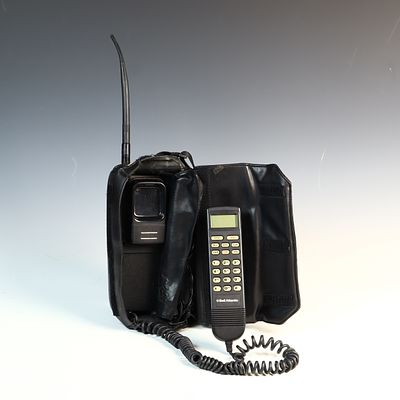 Vintage Bell Atlantic Panasonic Cellular Bag Phone with VDO-PAK Battery. A vintage cellular bag 
