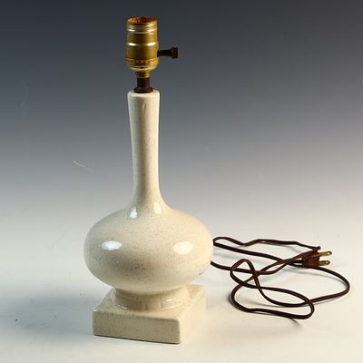 Mid-Century Modern Speckled Glaze Ceramic Table Lamp. A mid-century modern style table lamp 