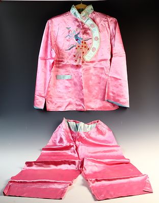 A Vintage Two-Piece Chinoiserie Pink Satin Lounging Set. A vintage two-piece lounging or hostess 