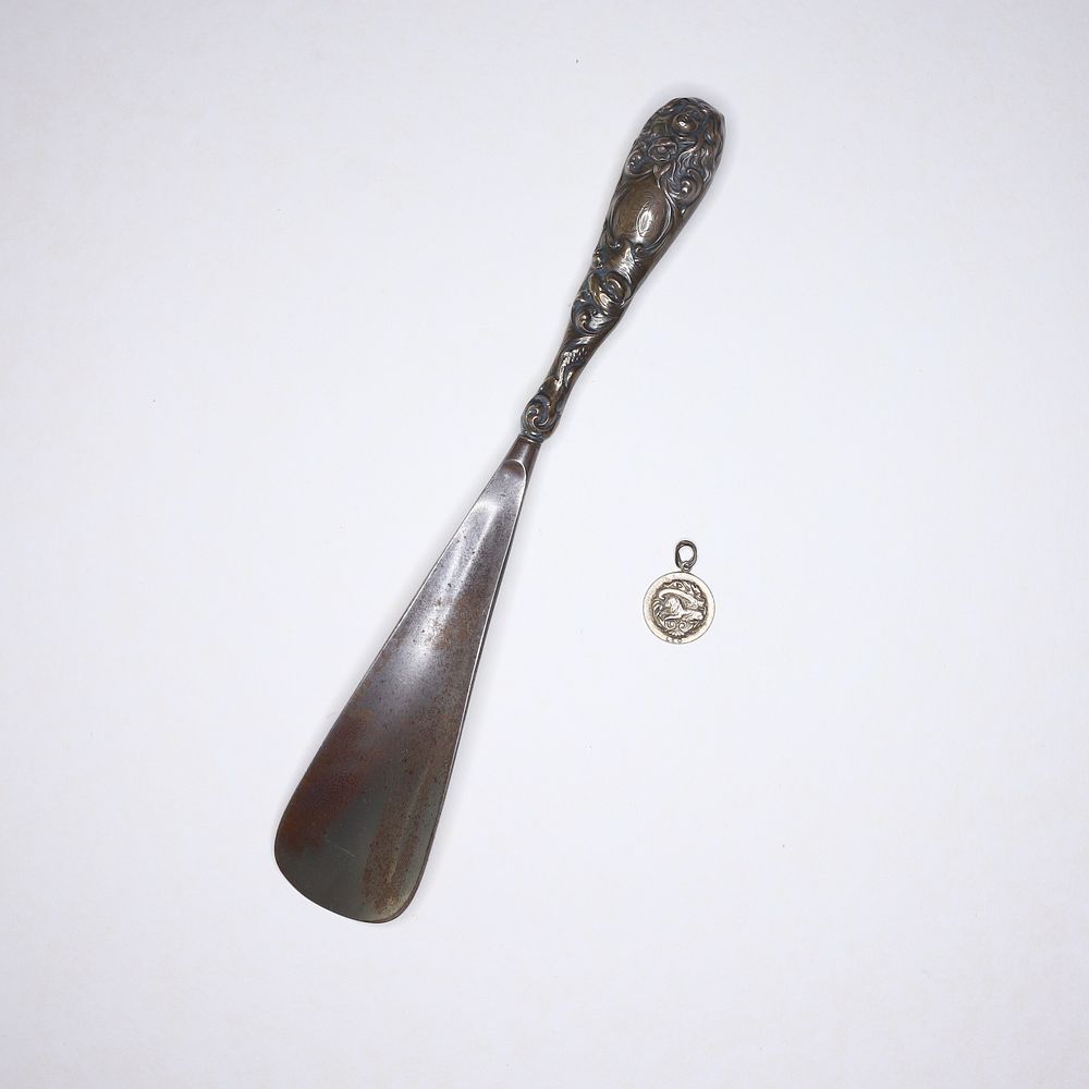 Lot 170: A Silver Handled Shoehorn and a Janecraft Sterling Silver Leo Zodiac Pendant