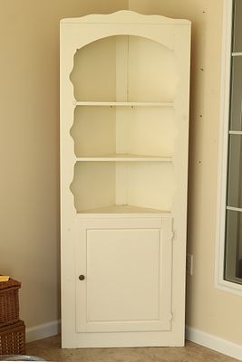 Painted Wood American Country Style Corner Cabinet. A one-piece American Country style corner 