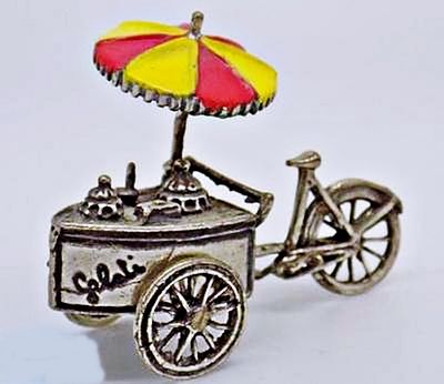 Miniature silver 0.800 Ice cream cart Interesting item
Ice cream cart Interesting item!