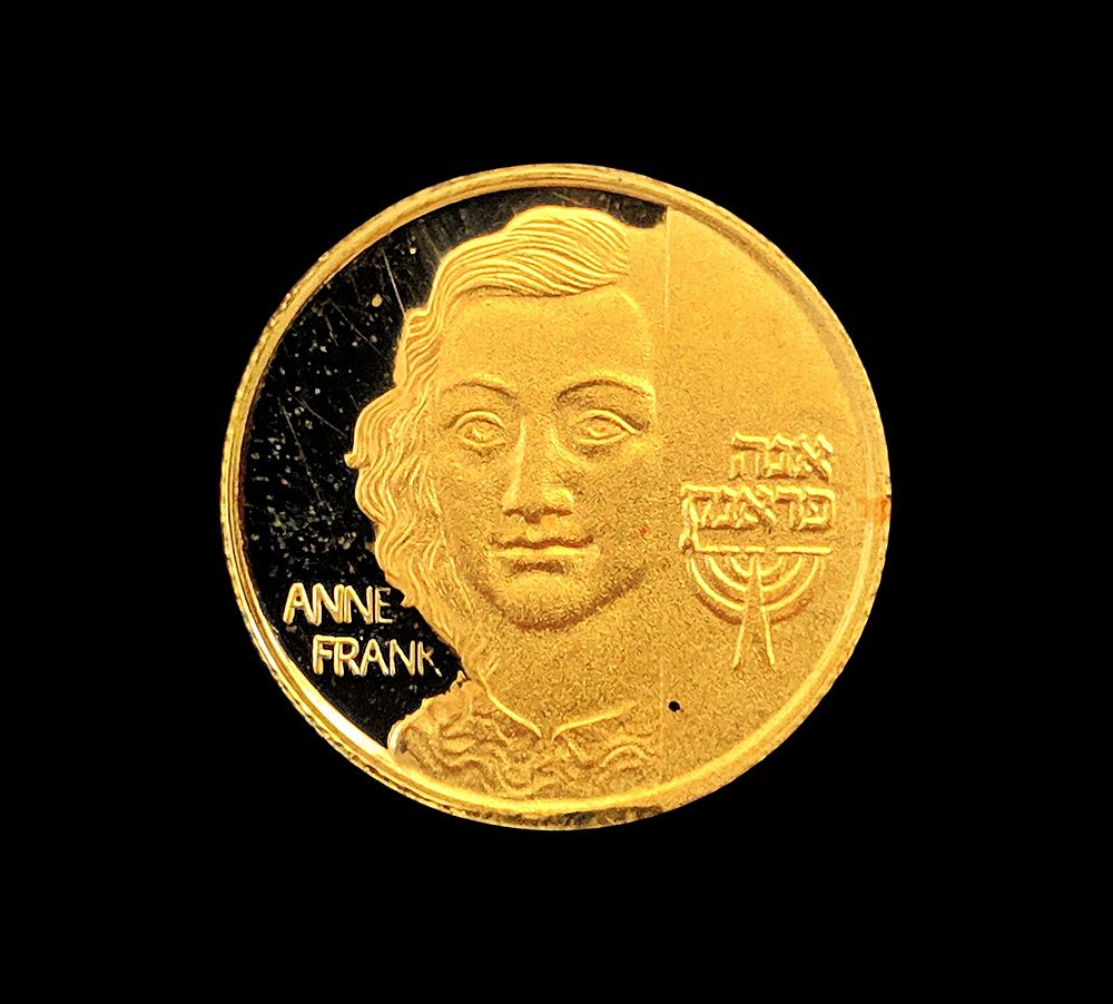 אנה פרנק - מדליה ממלכתית מזהב 18K, גרם: 4.4, קוטר: 18 מ"מ. 
היקף מחורץ, החברה הממשלתית למדליות 