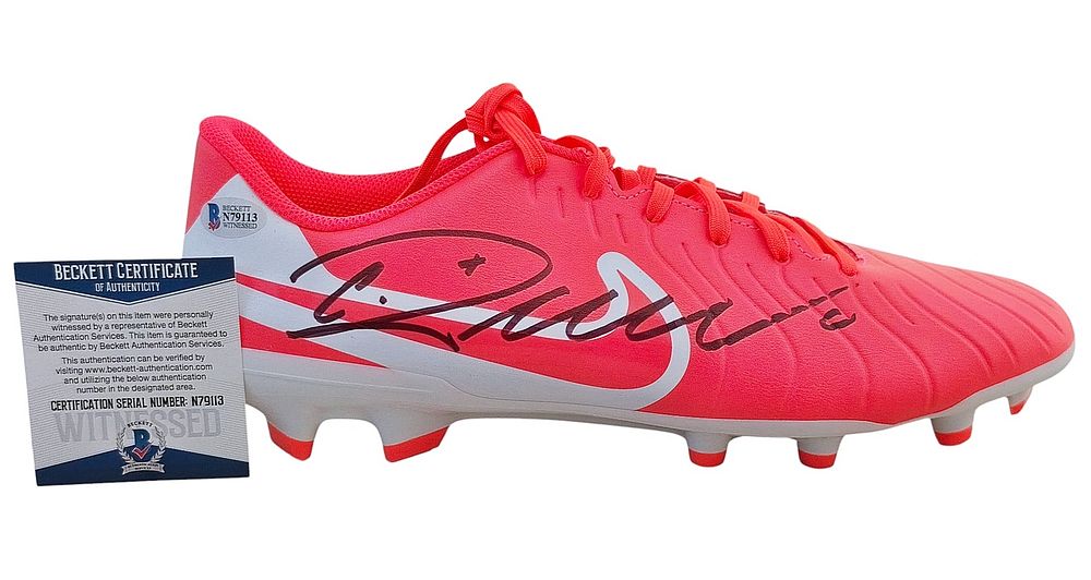 כריסטיאנו רונאלדו - נעל מקורית של 'נייקי', מידה: 46 (אירופאית), צבע ורוד זוהר.
נעל זו חתומה ע"י 