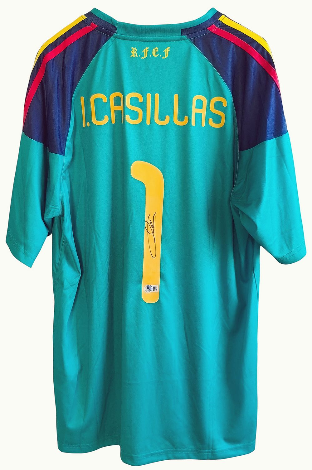 איקר קסיאס - חולצה מקורית של חברת אדידס, חולצה זו חתומה ע"י השוער האגדי הנחשב לאחד מגדולי 