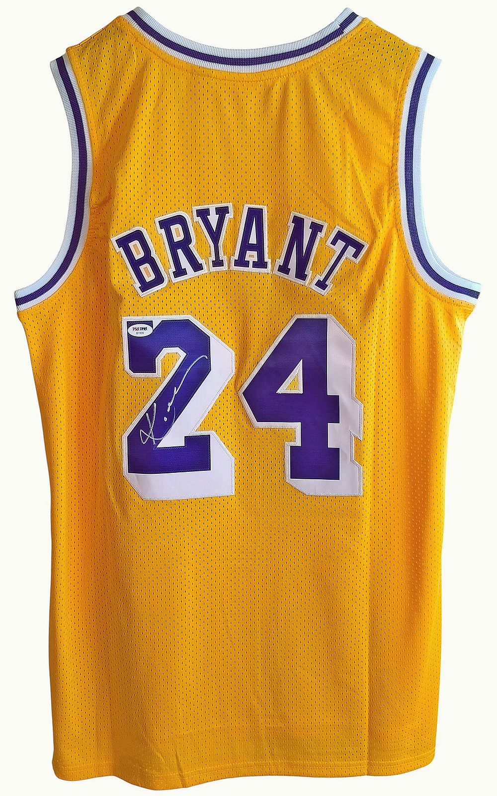 קובי בראיינט - גופייה Mitchell & Ness מקורית, החתומה ע"י הכדורסלן האגדי המכונה "הממבה השחורה"! 