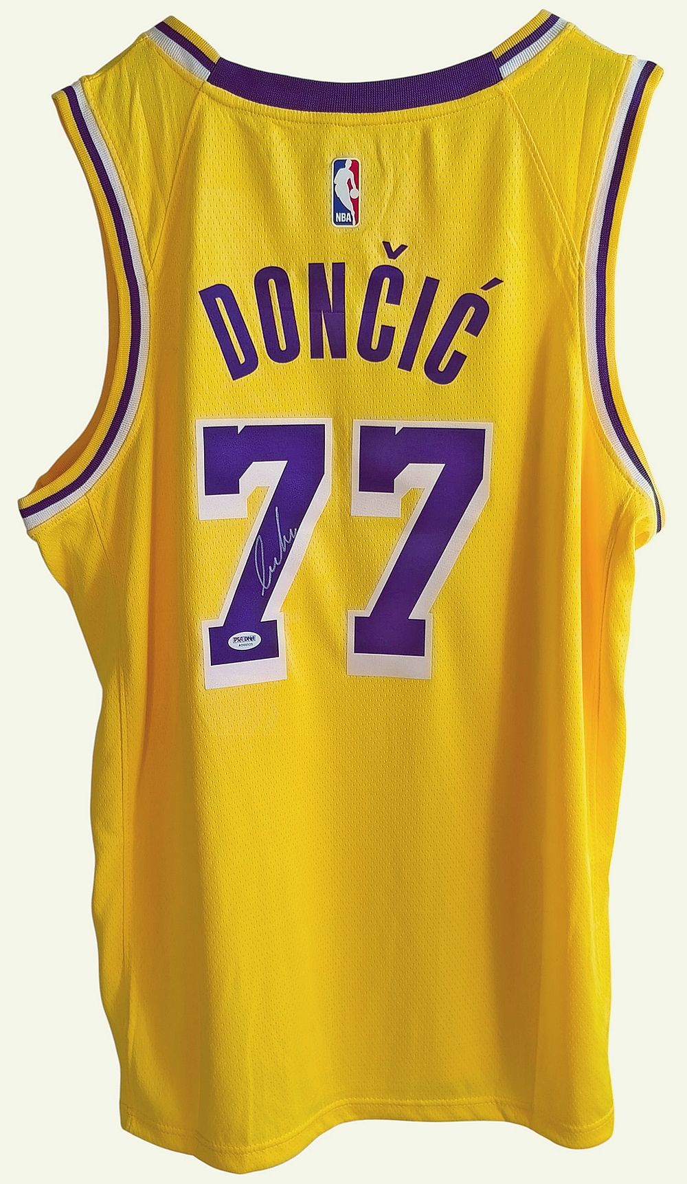 לוקה דונצ'יץ' - גופייה SWINGMAN NBA מקורית של חברת נייקי החתומה ע"י השחקן שמהווה את הפנים של 