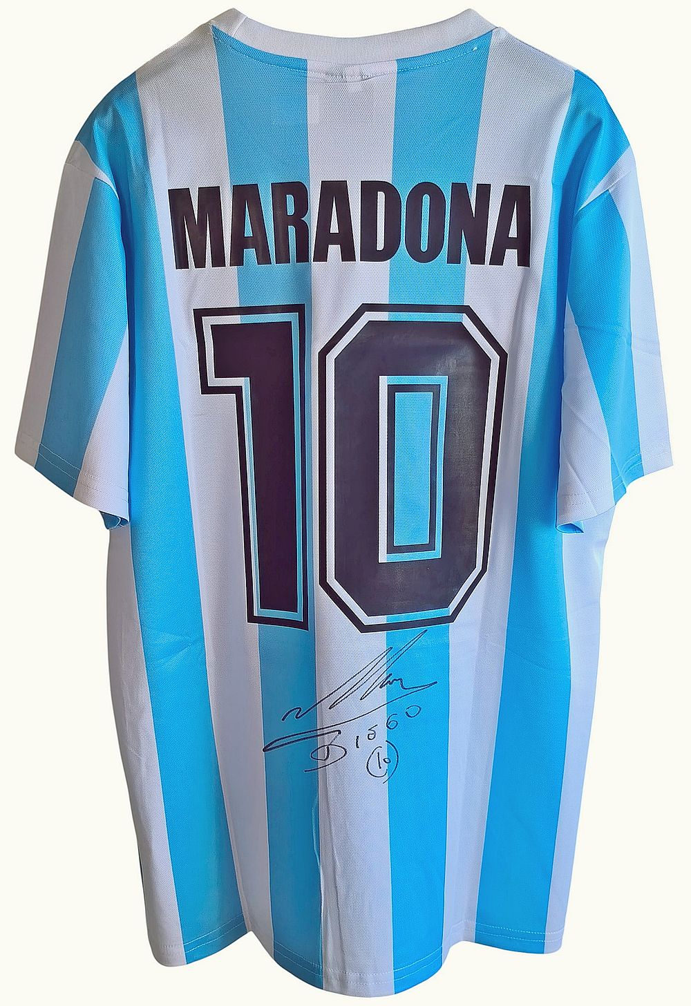 דייגו ארמנדו מראדונה - חולצה מקורית של חברת לה קוק ספורטיף, חולצה זו חתומה ע"י אחד מגדולי 