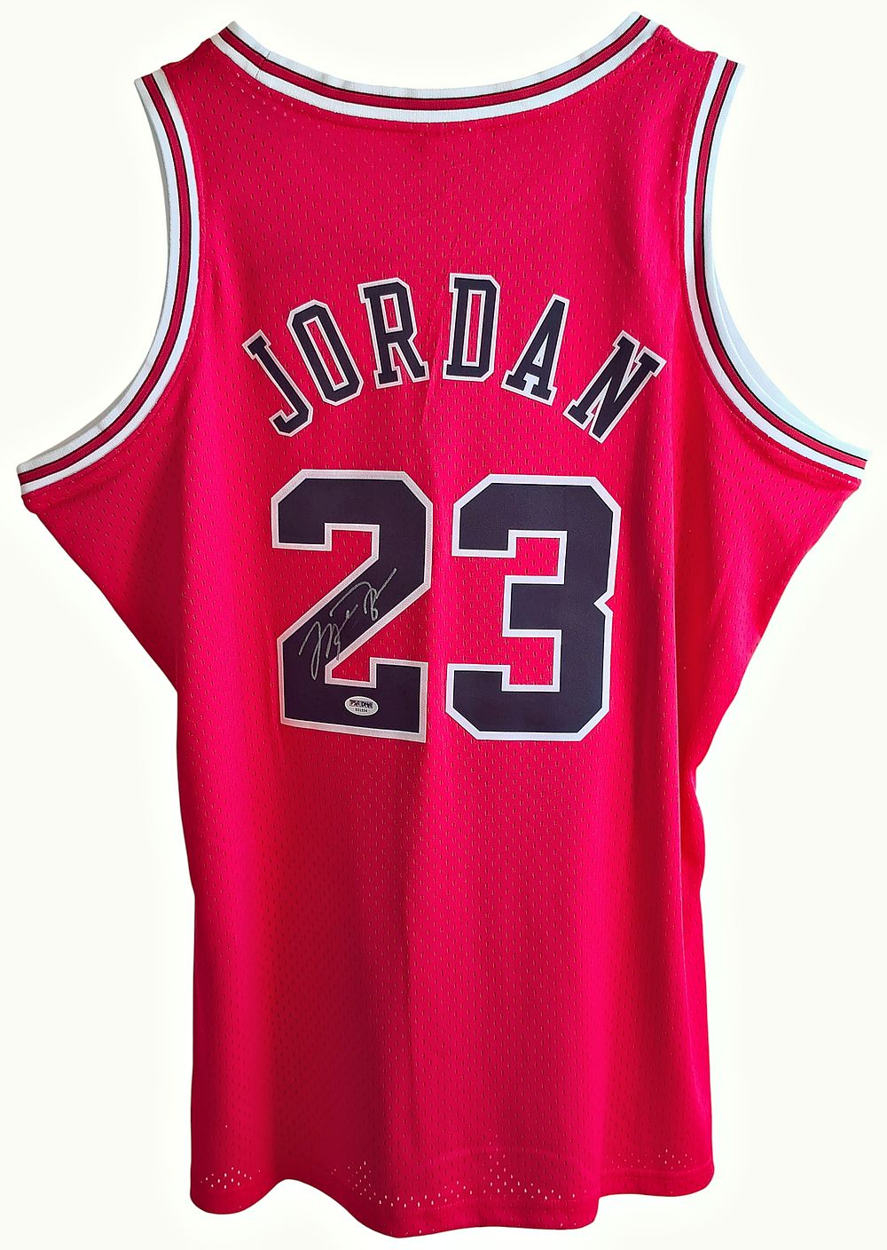 מייקל ג'ורדן - גופייה Mitchell & Ness בצבע אדום, חתומה ע"י "אייר ג'ורדן" "הוד אוויריותו" 