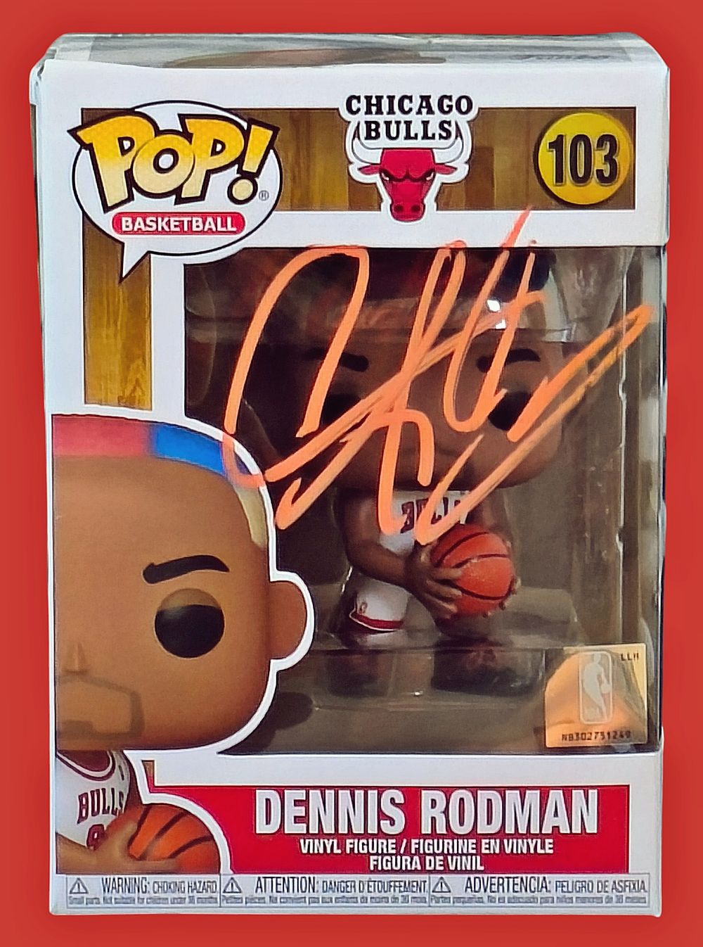 דניס רודמן - בובת Funko Pop מקורית, חתומה ע"י הכדורסלן האגדי המכונה גם "התולעת"! על גבי חלון 