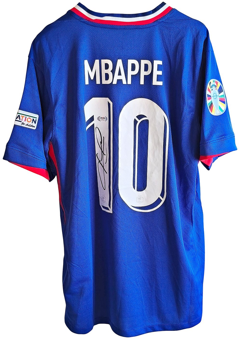 קיליאן אמבפה - חולצה מקורית של חברת אדידס, חולצה זו חתומה ע"י החלוץ הצרפתי מקבוצת ריאל מדריד 