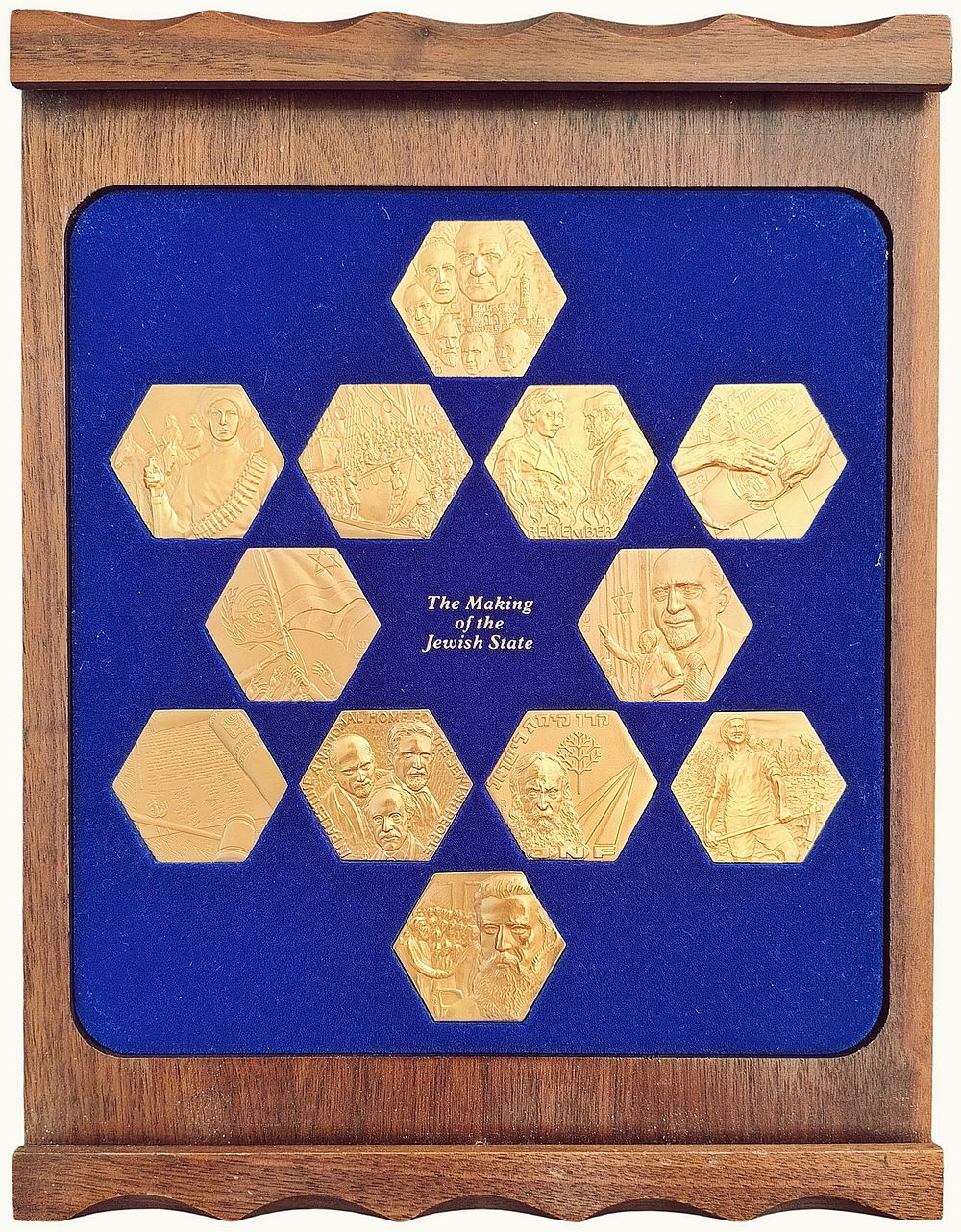 12 מדליות ברונזה ייחודיות מצופות זהב , תחת הכותרת "יצירתה של מדינת היהודים", הן פריט חובה לכל 