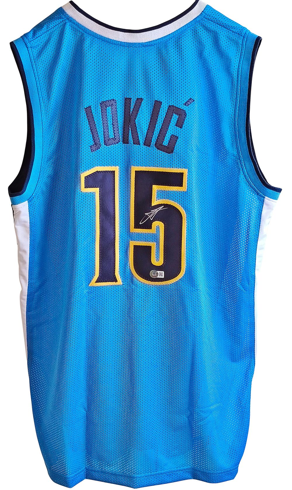 ניקולה יוקיץ' (הג'וקר) - חולצה החתומה ע"י שחקן הכדורסל הנחשב כבר היום לאחד הטובים בכל הזמנים! 