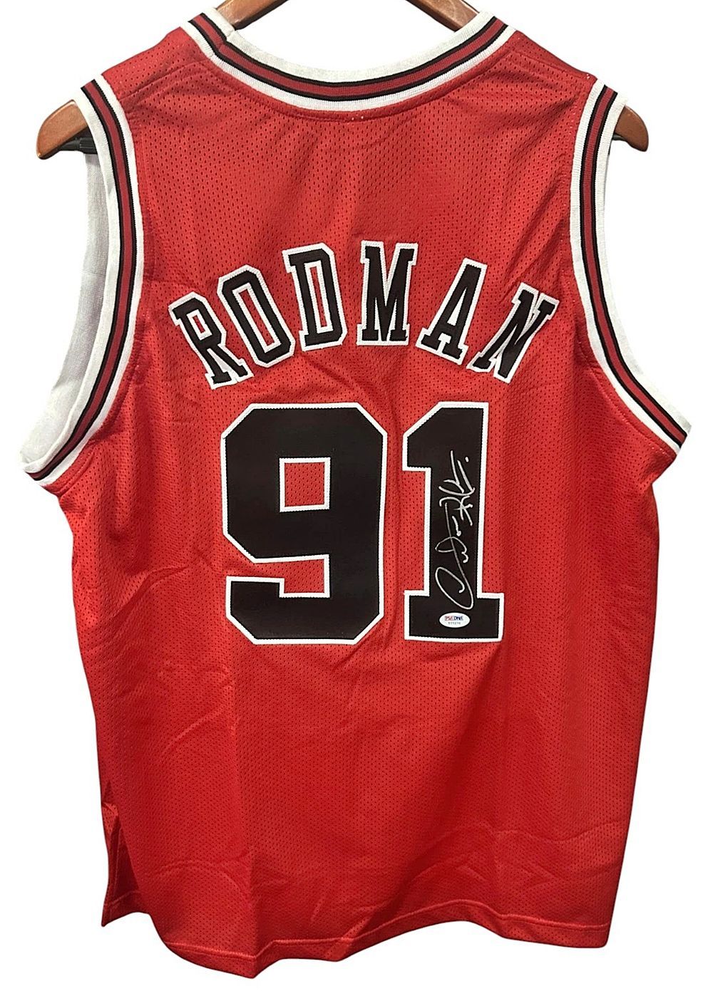 דניס רודמן (The Worm) - חולצה החתומה ע"י כדורסלן העבר האמריקאי, בשנת 2011 הוכרז כחבר היכל 