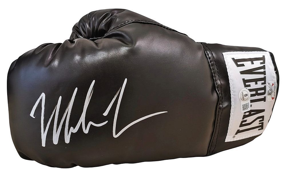 מייק טייסון - כפפת אגרוף של חברת EVERLAST, חתומה בכתב ידו של "Iron Mike" מתאגרף העבר האמריקאי 