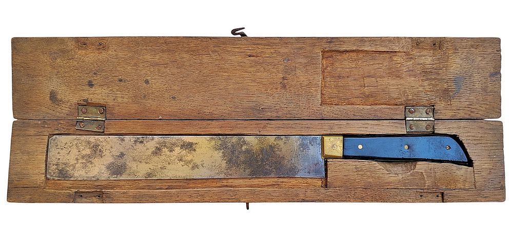 סכין שחיטה לבהמה גסה מוקדמת, להב פלדה משולבת ידית שחורה מעץ וחבק מפליז, בקופסת העץ המקורית. על 