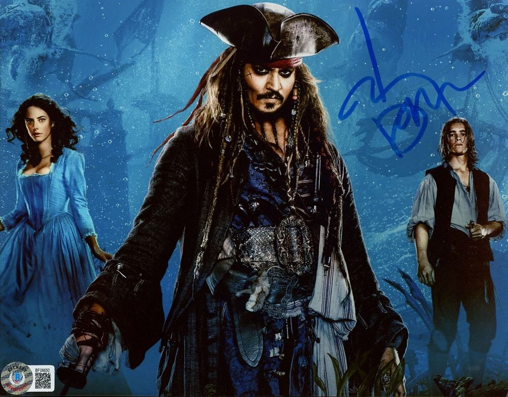 ג'וני דפ - תצלום בגודל 25.5X20 ס"מ, מתוך הסרט שובר הקופות 'שודדי הקאריביים', חתום בכתב ידו של 