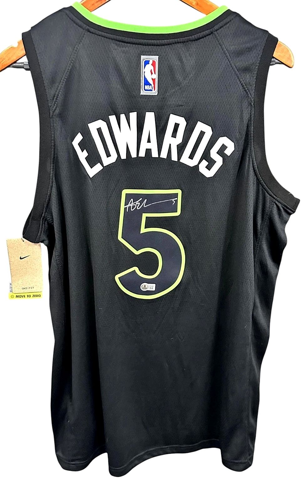 אנתוני אדוארדס (Anthony Edwards) - חולצה החתומה ע"י "אנט-מן" הנחשב לאחד משחקני הכדורסל המהווים 